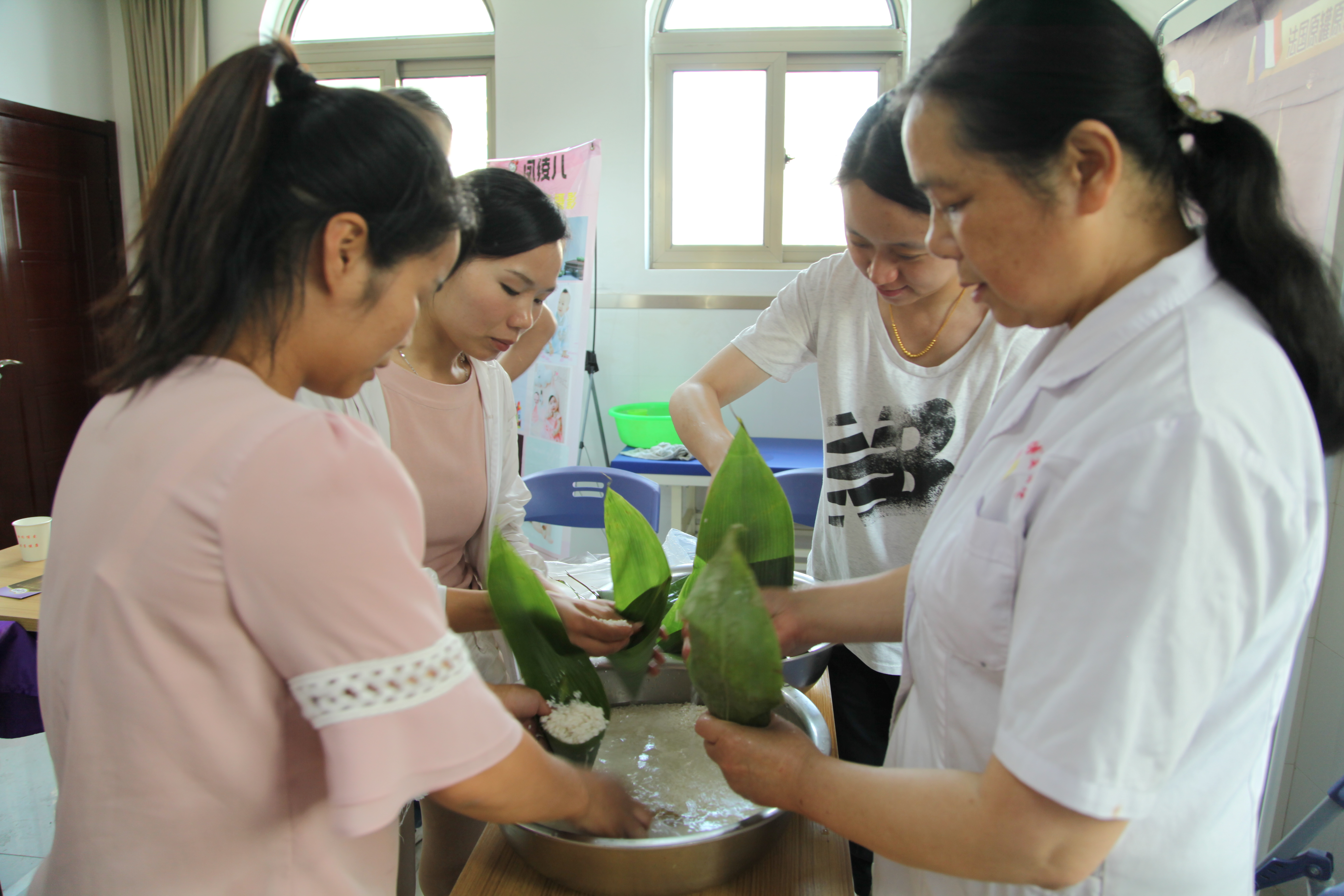 <b>【博爱 新闻】浓情端午 孕妈妈巧手包粽子</b>